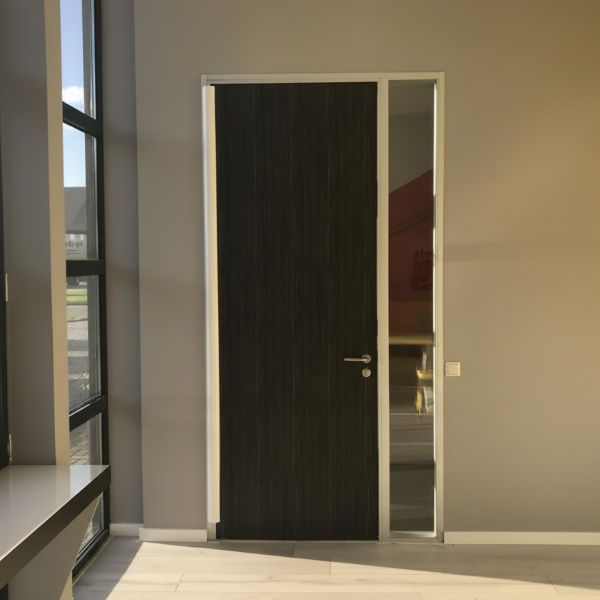 Protection anti-pince-doigts 180° installée sur une porte